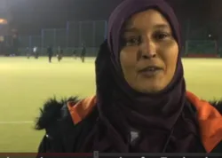 Une entraîneuse voilée britannique de football forme les filles musulmanes