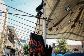 پرچم عزا بر فراز حسینیه کربلایی‌های تهران