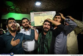 وداع خانواده با پیکر شهید مدافع حرم مهدی نریمانی در معراج شهدا