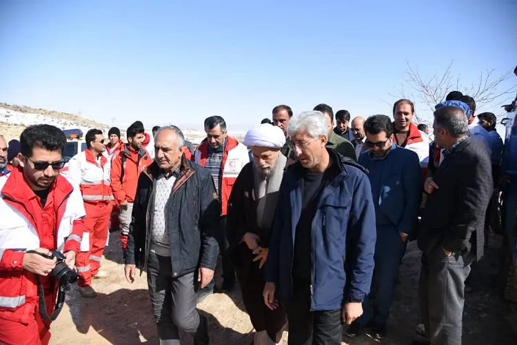 بازدید امام جمعه شیراز از مناطق زلزله‌زده «خان‌زنیان»