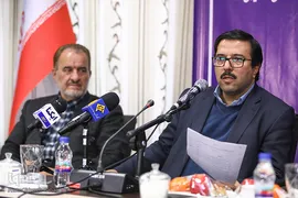 از راست محمد نفریه، معاون امور توانبخشی سازمان بهزیستی کشور و عباس سلیمی، پیشکسوت قرآنی