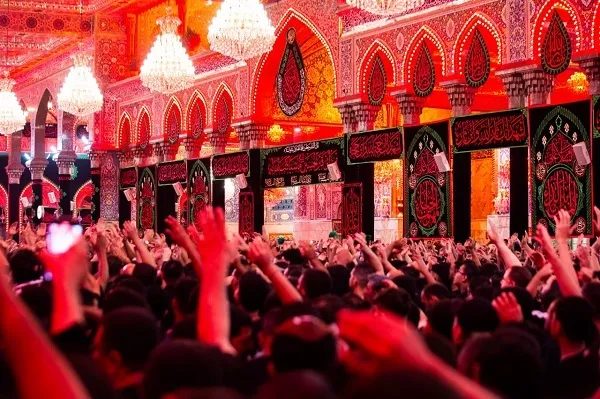 حلقه‌های سینه‌زنی جوانان بحرینی در حرم سیدالشهدا(ع) + فیلم و عکس