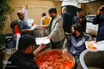 طبخ و توزیع نذورات حرم شاهچراغ(ع) در میان مناطق زلزله‌زده خان‌زنیان شیراز