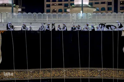 مسجدالحرام در نخستین روز آغاز مناسک حج امسال، شامگاه گذشته شاهد تعویض پرده مقدس کعبه بود.