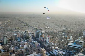 اهتزاز پرچم ولایت بر فراز حرم حضرت علی (ع)