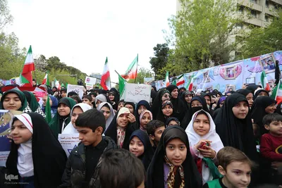 تجمع کودکان و نوجوانان در چهلمین روز شهادت دانش‌آموزان مینابی