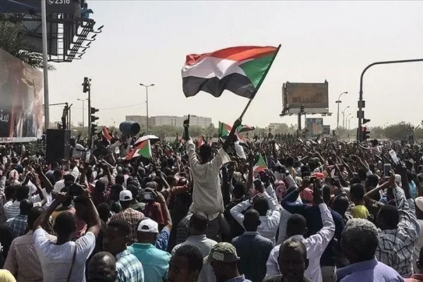 المئات يتظاهرون بالخرطوم للمطالبة بتحقيق 