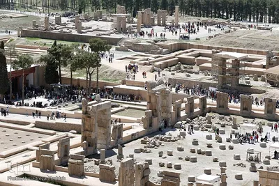 گردشگران نوروزی در تخت جمشید 