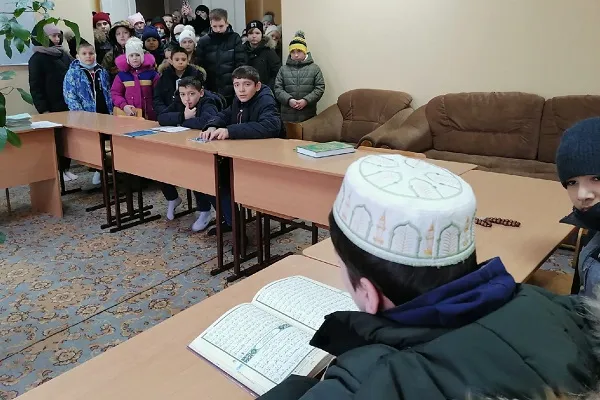 Дети послушали в мечети Коран и получили задание выучить «Отче наш»