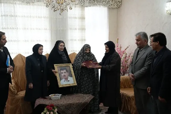 تجلیل از مادر شهید «رحمان نوکی» در اردبیل