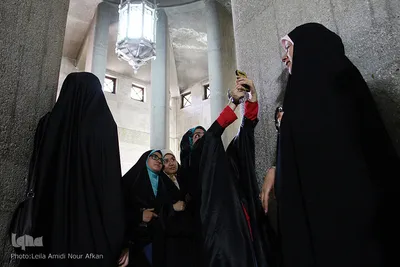 بازدید شرکت کنندگان مسابقات قرآن دانش آموزی از آرامگاه بوعلی سینا
