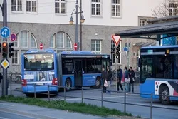 Muslimin mit Kinderwagen vor Bus geschubst