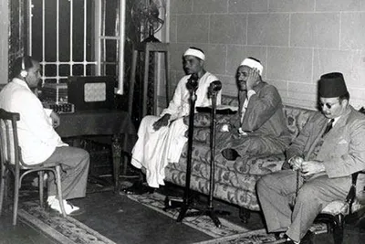 عکس تاریخی و بسیار قدیمی از استاد مصطفی اسماعیل، در کنار شیخ طه الفشنی و ملک فاروق پادشاه مصر؛ در مراسم احیای شبهای ماه مبارک رمضان در قصر ملکی که به طور مستقیم از رادیو  پخش می شد.