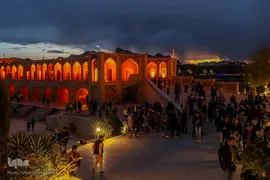 مسافران نوروزی در کنار پل خواجو‎‎