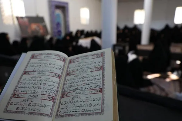 Həzrət Abbas (ə) hərəmində Fatimiyyə günləri münasibəti ilə xorla Quran tilavəti