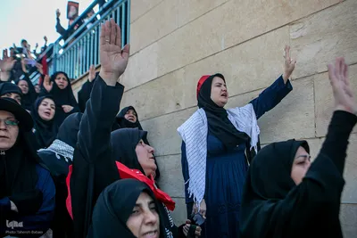 اقامه نماز بر پیکر مطهر رهبر شهید و خانواده ایشان به امامت آیت‌الله العظمی سبحانی 