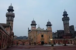 Penistaan Kesucian Masjid Bersejarah Lahore/ Diskors Pekerjaan Pengurusan Masjid