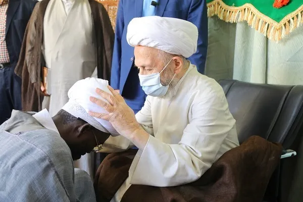 عمامه‌گذاری طلاب غیر ایرانی در حضور آیت‌الله سبحانی