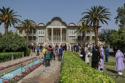 مسافران نوروزی در باغ ارم شیراز