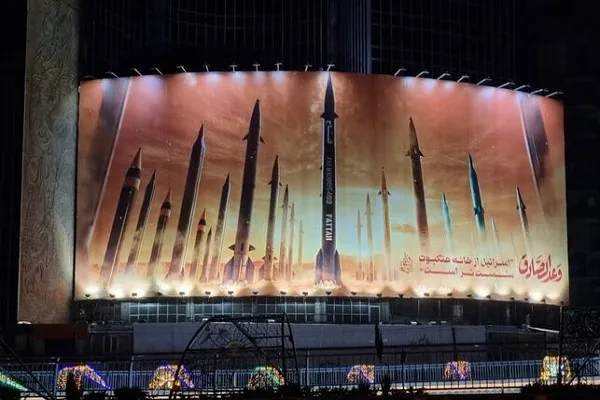 Valiasr Meydanı'na ''Sadık Vaat'' operasyonuna destek için pano asıldı