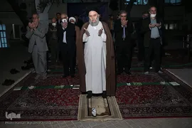 اقامه نماز جماعت شرکت کنندگان در پایان مراسم هفدهمین سالروز تأسیس خبرگزاری بین المللی قرآن (ایکنا)