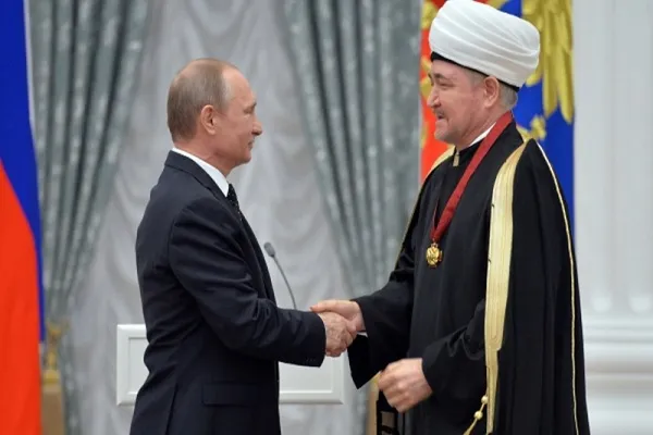Владимир Путин поздравляет Главу мусульман России Муфтия Шейха Равиля Гайнутдина с Новым годом