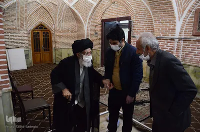 قبل از شروع نماز جماعت مردم در مورد مشکلات خود با پدر معنوی شان مشورت می کنند