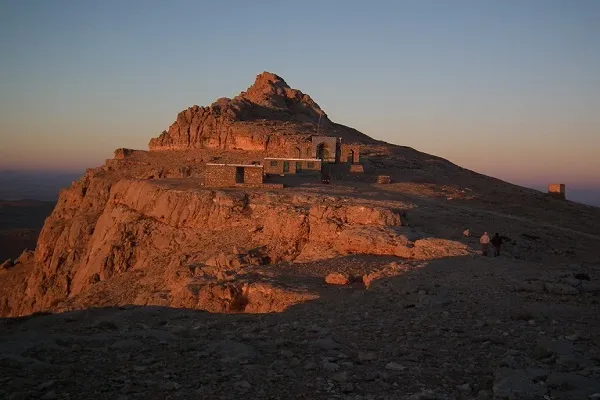 تماشای زیباترین طلوع دنیا بر بام ایران/ امامزاده حمزه عرب نگینی درخشان در بیجار