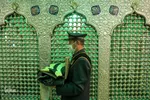 تعویض پرچم حرم مطهر شاهچراغ (ع) به مناسبت شهادت امام جعفر صادق (ع)