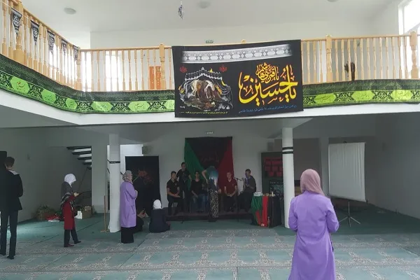 آماده‌ کردن مسجد کالج سارایوو برای عاشورا + عکس