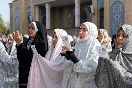 نماز عید سعید فطر در امامزادگان محمد و سکینه خاتون (س) کرج