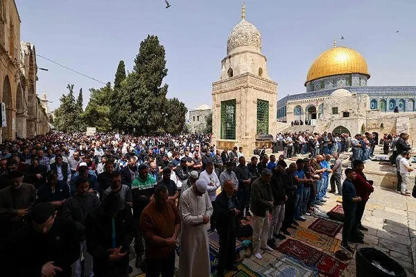 بالصور...130 ألفاً يؤدون صلاة الجمعة الثالثة من رمضان بالأقصى