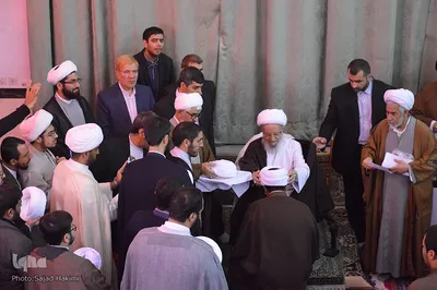 عمامه گذاری طلاب با حضور آیت الله العظمی مکارم شیرازی