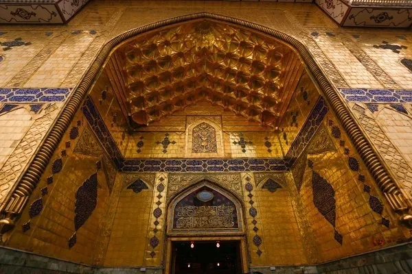 नजफ़ अशरफ़ में सुनहरी ऐवान; समय के साथ आस्था की तामीराती शान