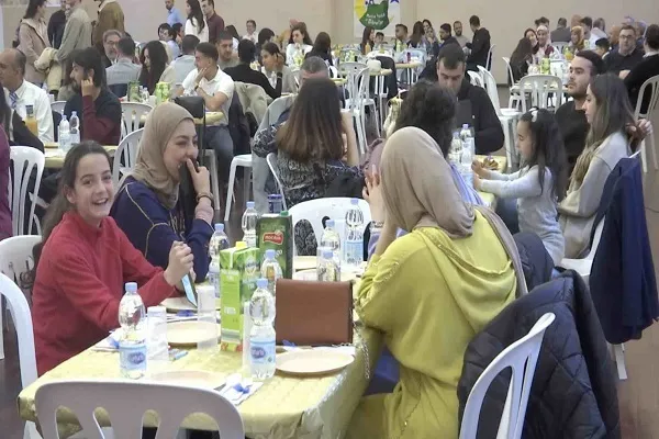 ضیافت افطار مسلمانان جبل‌الطارق با حضور پیروان دیگر ادیان + فیلم