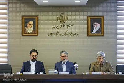 از راست عبدالهادی فقهی‌زاده، معاون قرآن و عترت وزارت فرهنگ و ارشاد اسلامی، سید عباس صالحی، وزیر فرهنگ و ارشاد اسلامی و سید مجتبی حسینی، معاون امور هنری وزارت فرهنگ و ارشاد اسلامی در کمیسیون توسعه فعالیت های تبلیغی ترویجی قرآن
