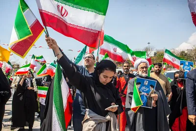 اجتماع عظیم مردمی و اهتزاز بزرگترین پرچم ایران در روز جمهوری اسلامی