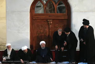 از راست، یاسر خمینی، علی خمینی، علی لاریجانی، حسن روحانی، صادق آملی لاریجانی و حسن خمینی در مراسم بیست و نهمین سالگرد ارتحال امام خمینی (ره)