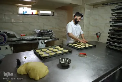 پخت نان و شیرینی مخصوص افطار در تبریز‎‎