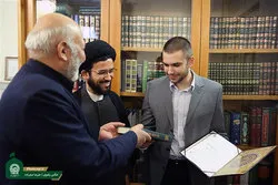 Herr Carmelo Coco aus Italien ist im heiligen Razawi-Schrein zum Islam übertreten