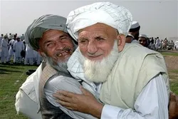 افغان کډوال له افغانستان سره اختر لمانځي
