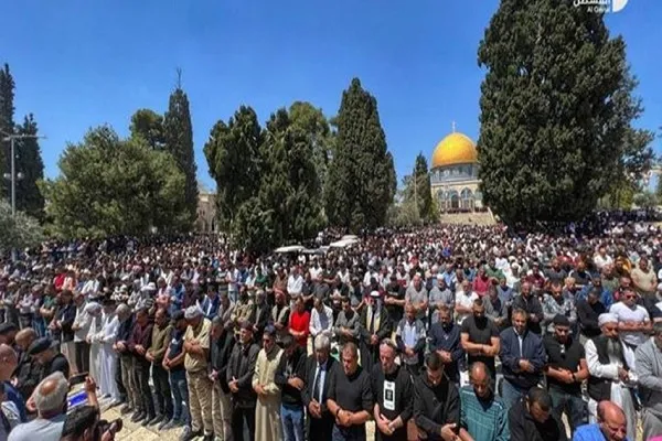 55 ألفاً يؤدون صلاة الجمعة بالمسجد الأقصى