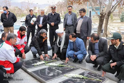 غبارروبی گلزار شهدای ملایر هم‌زمان با روز بزرگداشت شهدا