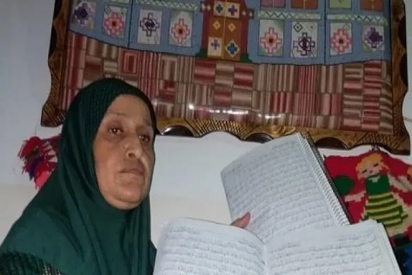 سيدة فلسطينية من غزة تنسخ القرآن مرتين في 6 أشهر