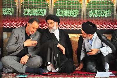 از سمت راست حجت الاسلام موسوی، رئیس ستاد بازسازی عتبات عالیات خوزستان، حجت الاسلام والمسلمین سیدعبدالنبی موسوی فرد، امام جمعه اهواز و نماینده ولی فقیه در خوزستان و ناصر حویزاوی، مدیرکل حج و زیارت خوزستان 