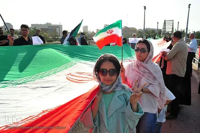 زنجیره انسانی در محکومیت تهدیدات حمله به پل‌ها و نیروگاه‌ها در اهواز