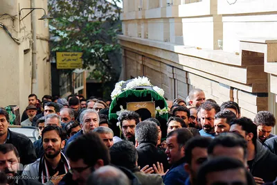تشییع پیکر جهادگر تهرانی امیرمحمد اژدری بر روی دستان مردم 