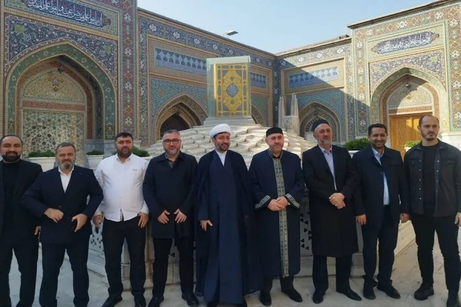 Wanazuoni wa Kishia na Kisunni wa Georgia Wafanya Ziara ya Umoja katika Haram ya Imam Ridha (AS)