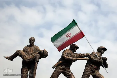 مجسمه ایثار آتش نشانان در میدان حسن آباد