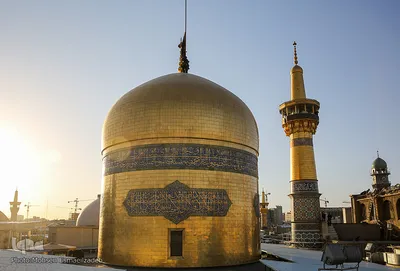 اهتزاز پرچم عزای حسینی بر فراز گنبد حرم رضوی

